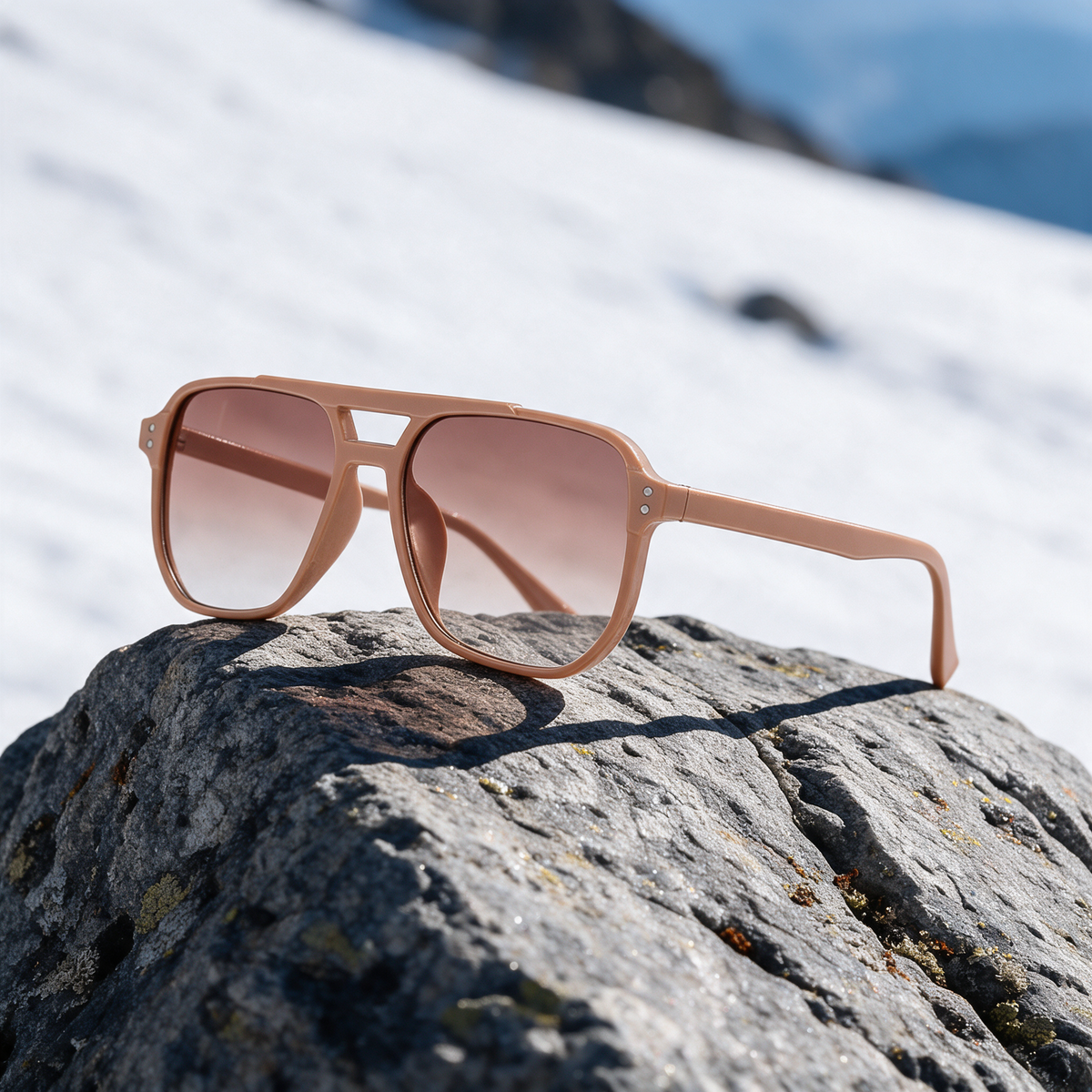 Aviator Devero Sonnenbrille auf einem Granitblock im Hochgebirge