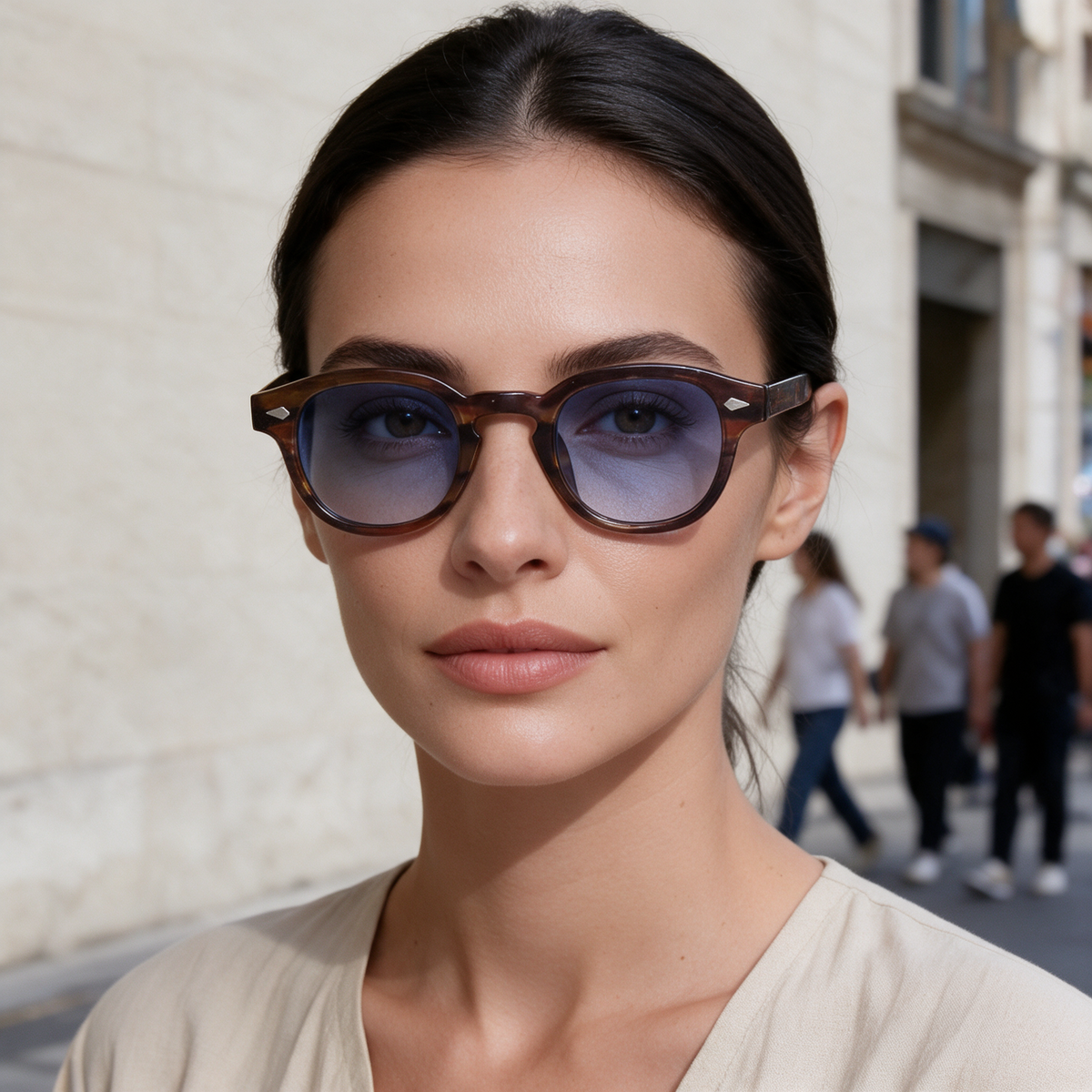 Frau mit Devero Sonnenbrille, Haar hinter die Ohren gelegt, Blick zur Kamera