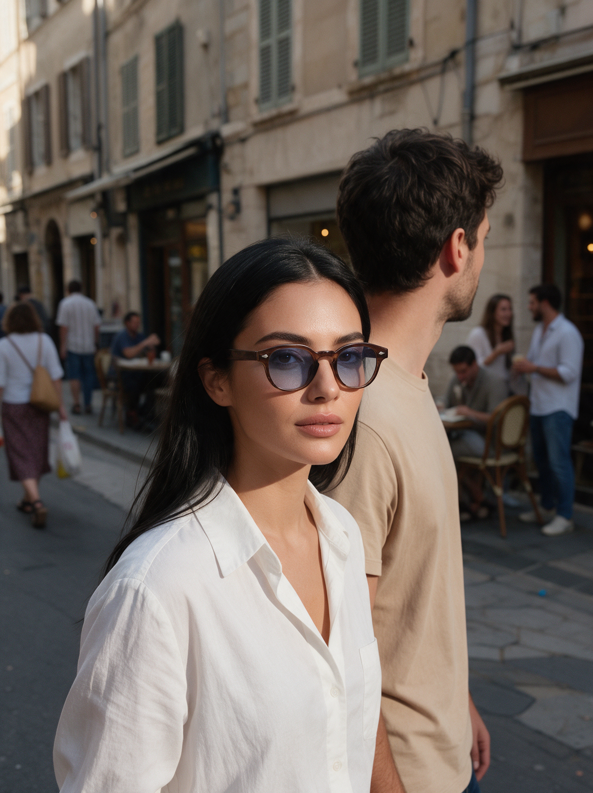 Frau mit Devero Sonnenbrille, Begleiter im Hintergrund