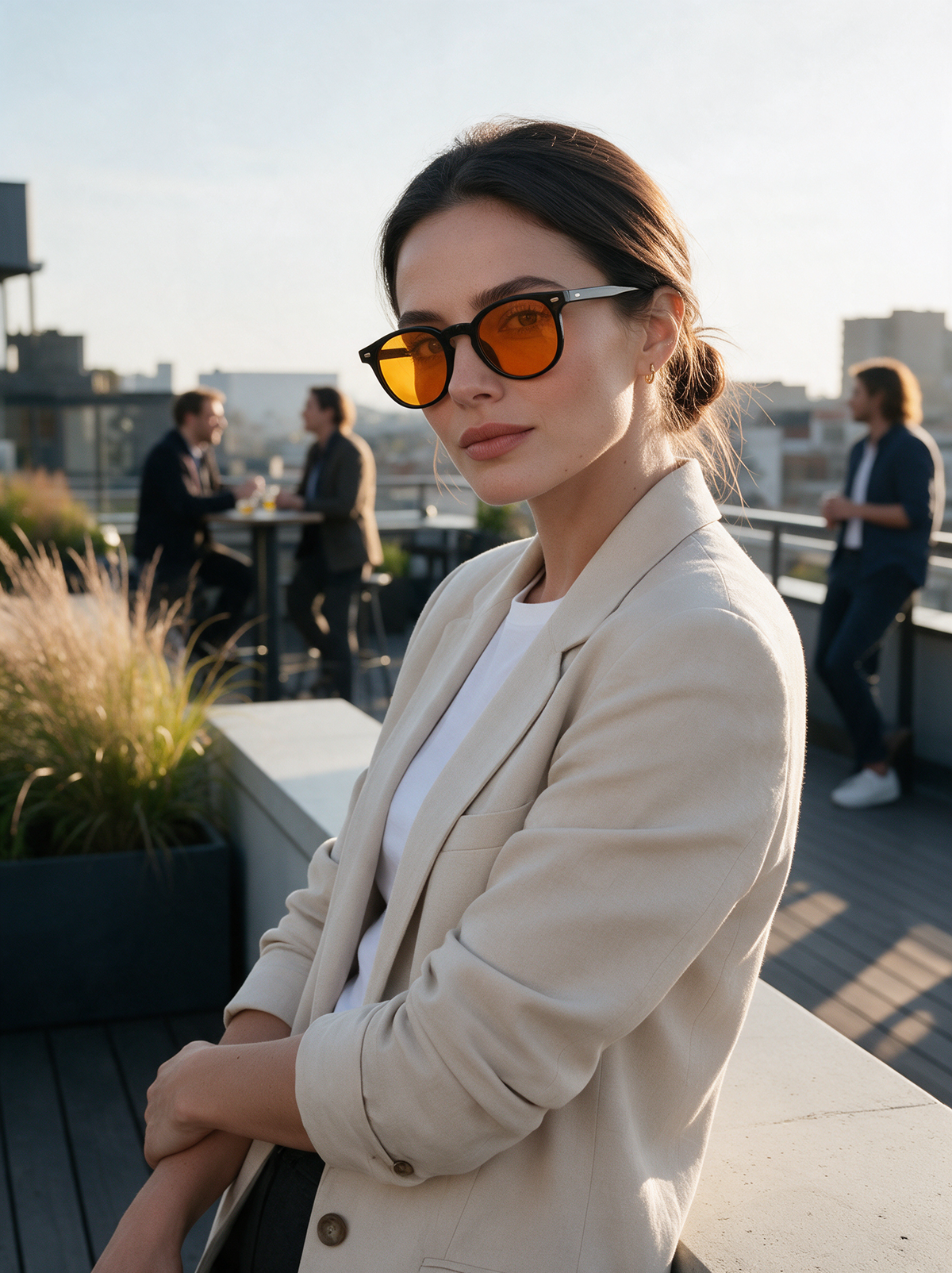Devero Lumen Sonnenbrille Schwarz / Orange – getragen