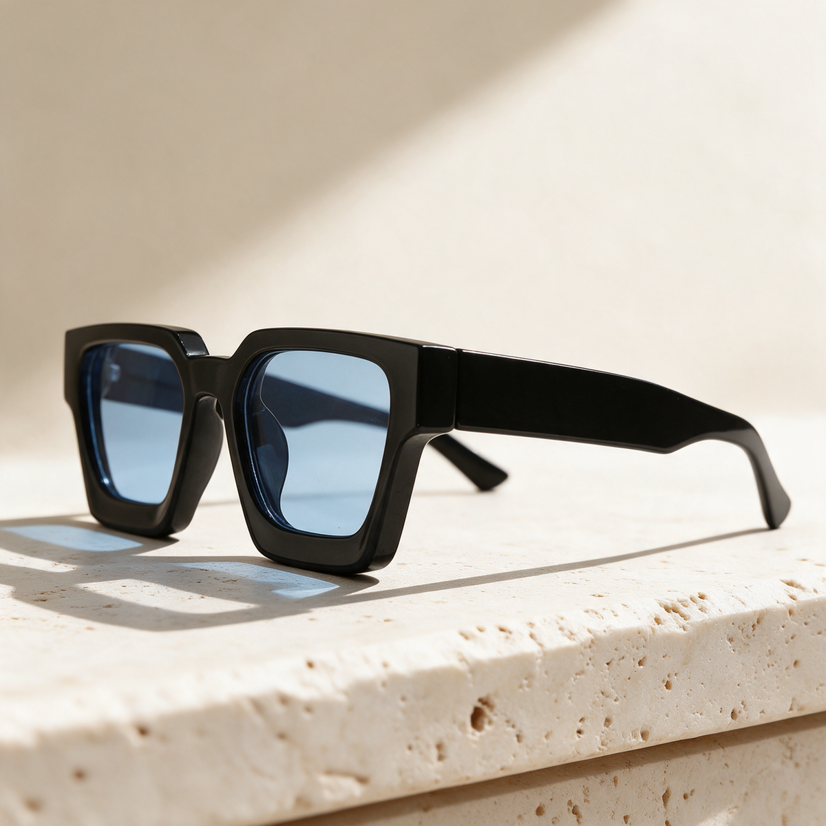 Solis, Frame Black · Lenses Light Blue