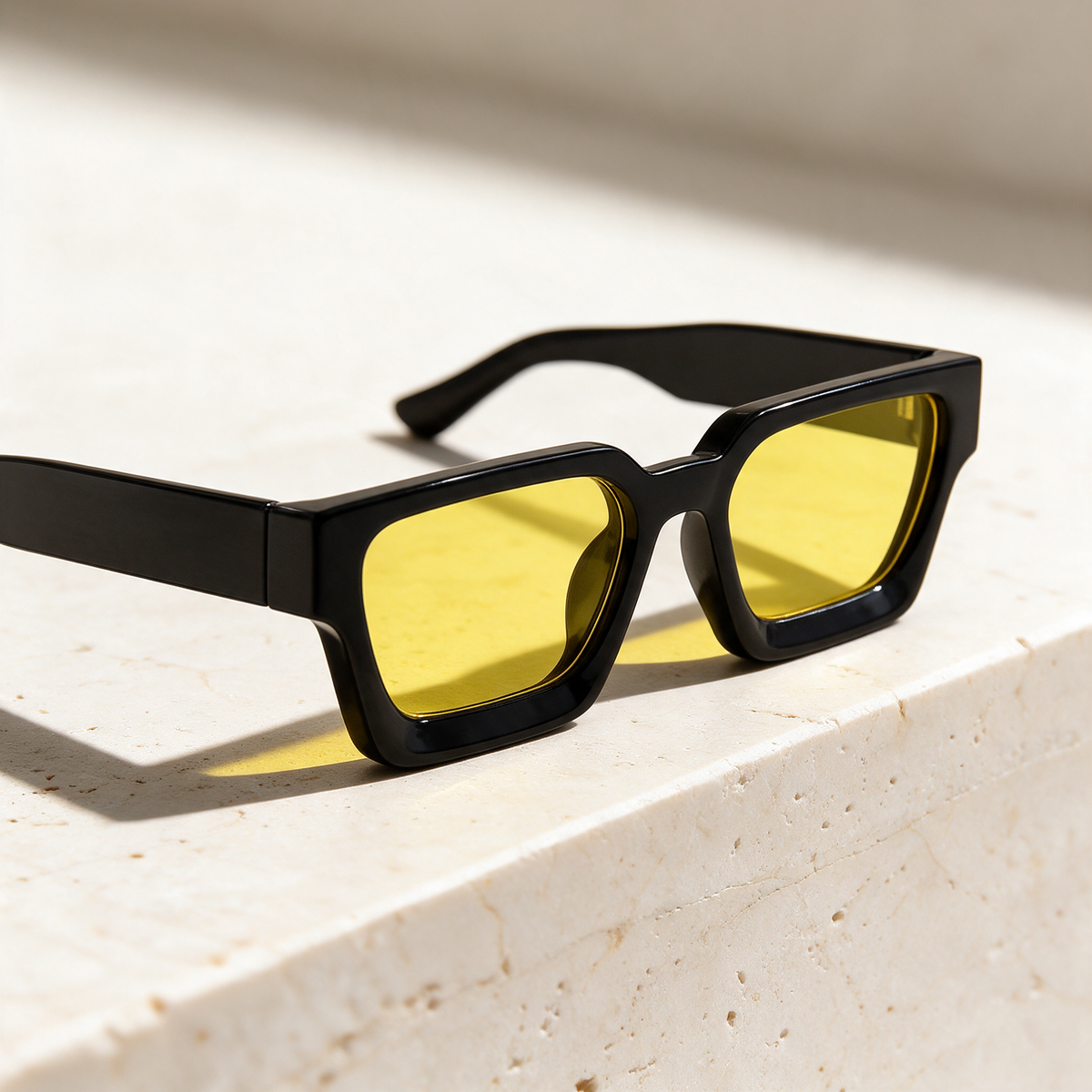 Solis, Frame Black · Lenses Yellow