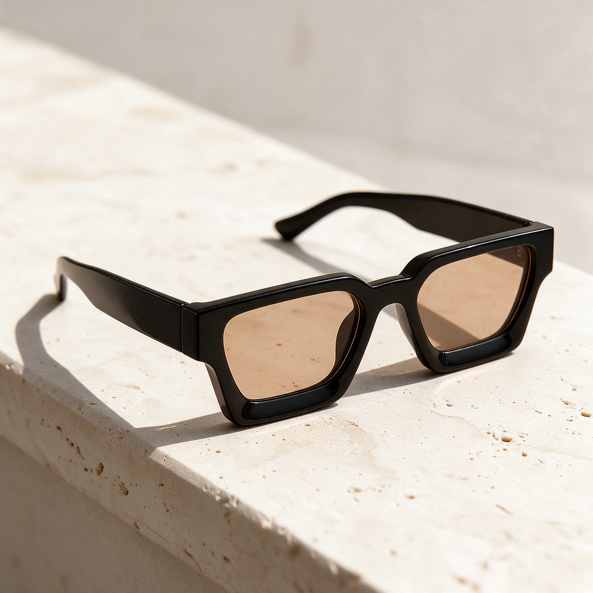 Solis, Frame Black · Lenses Champagne
