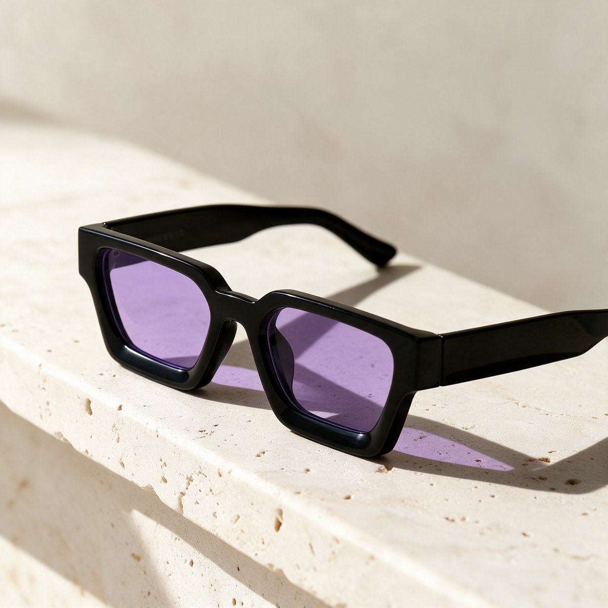 Solis, Frame Black · Lenses Lavender