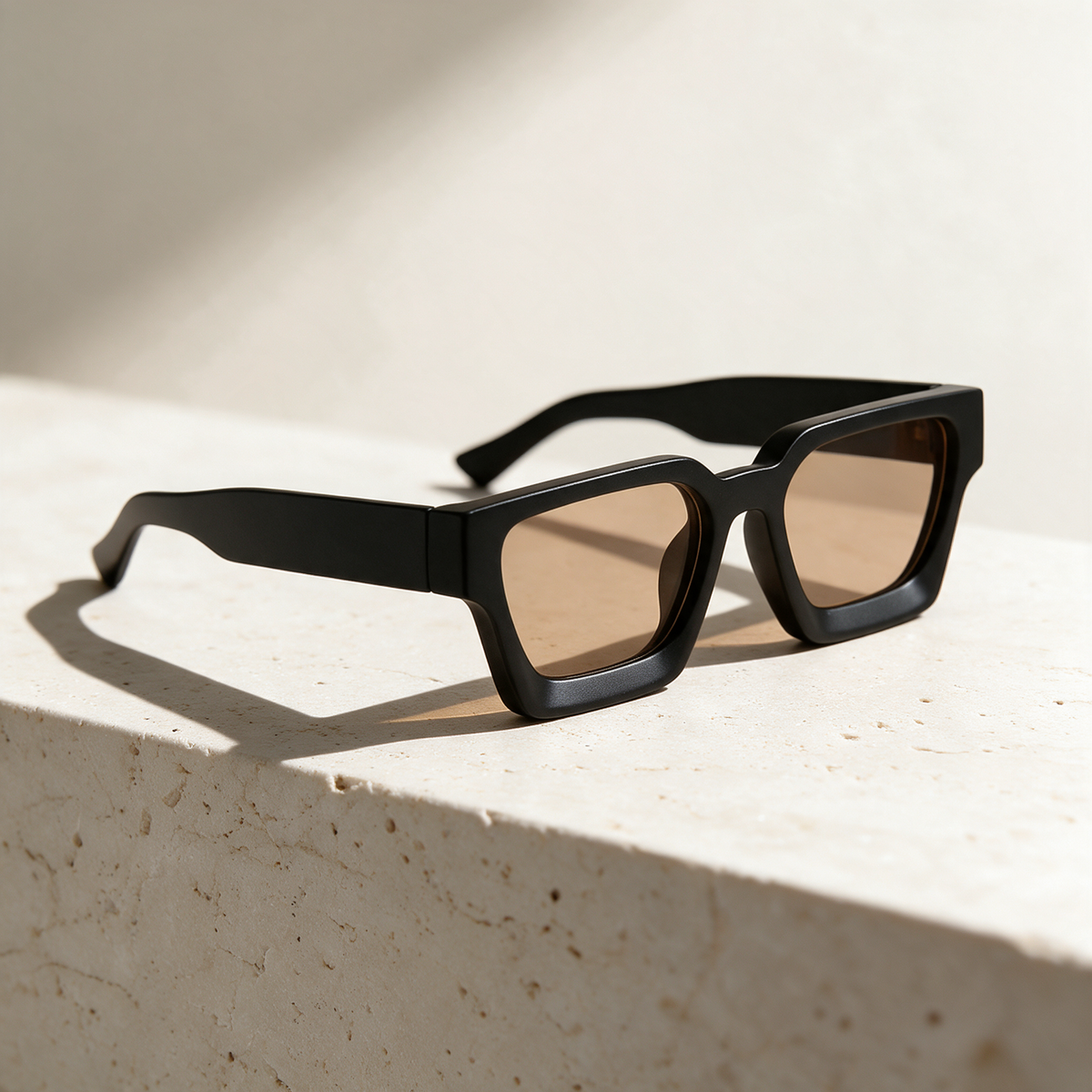 Solis, Frame Black · Lenses Brown