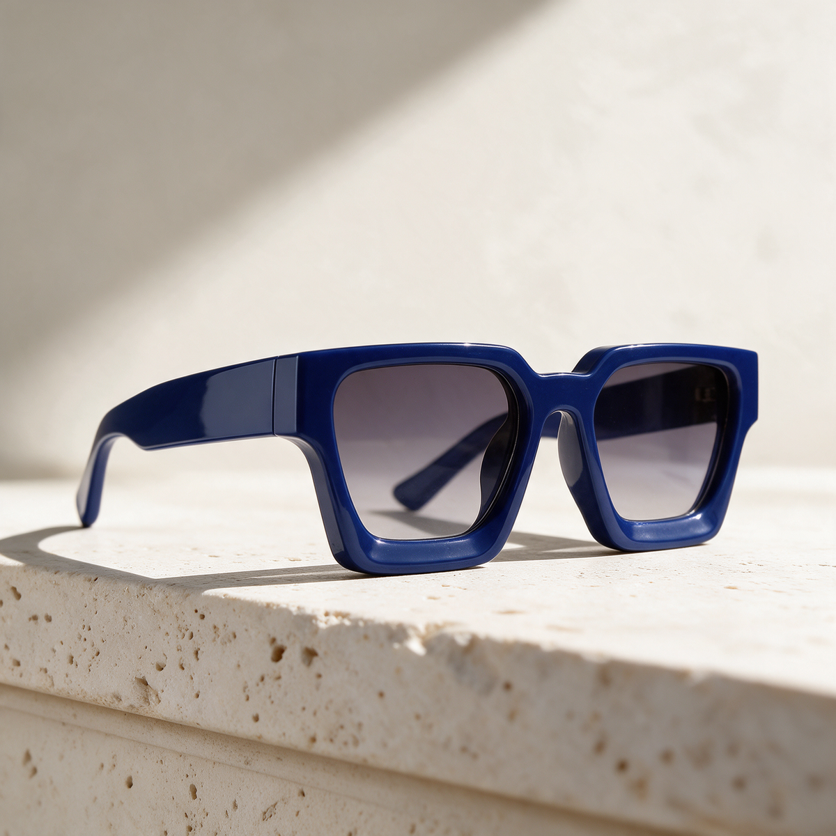 Solis, Frame Navy · Lenses Grey Gradient