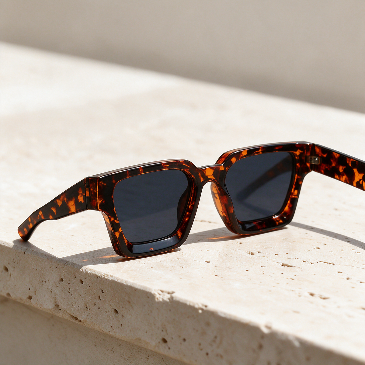 Solis, Frame Tortoise · Lenses Grey