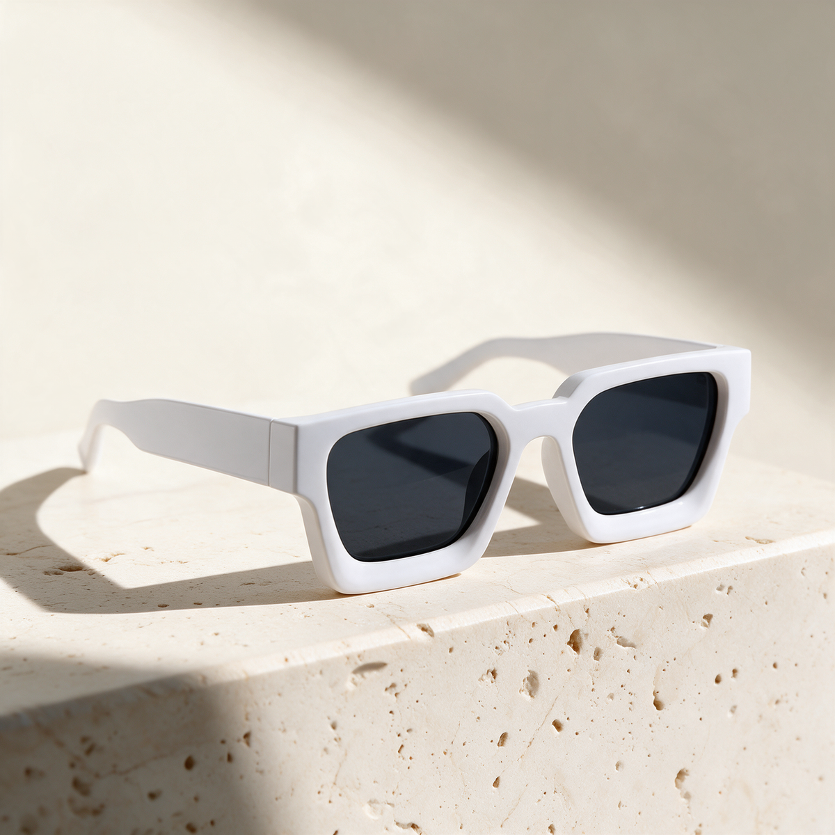 Solis, Frame White · Lenses Grey