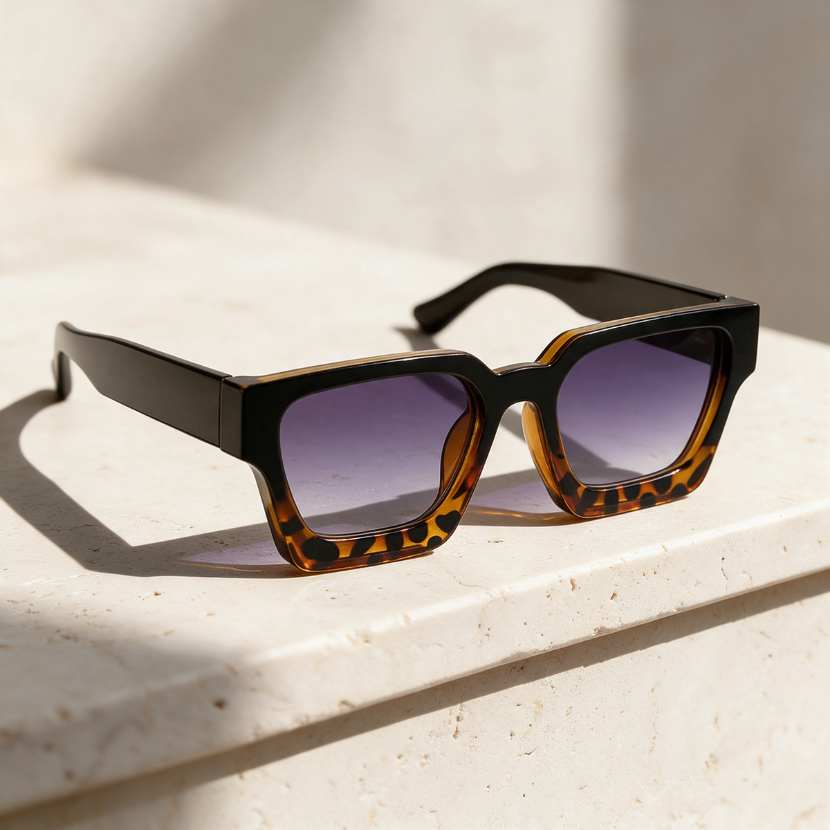 Solis, Frame Black Tortoise · Lenses Violet Gradient